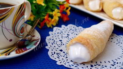 трубочки из слоеного теста с кремом