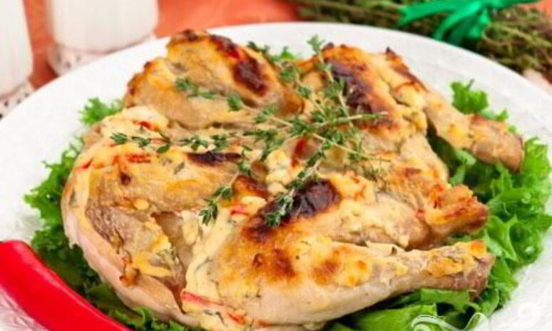 Рецепт цыпленок, запеченный под кремом из филадельфии, тимьяна, перца и чеснока