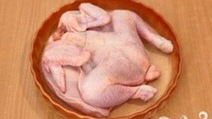 цыпленок, запеченный под кремом из филадельфии, тимьяна, перца и чеснока