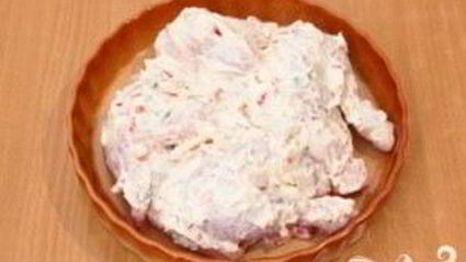 цыпленок, запеченный под кремом из филадельфии, тимьяна, перца и чеснока