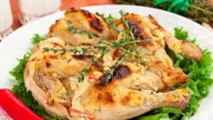 цыпленок, запеченный под кремом из филадельфии, тимьяна, перца и чеснока