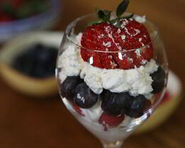 Творожно-сливочный крем с малиной и голубикой