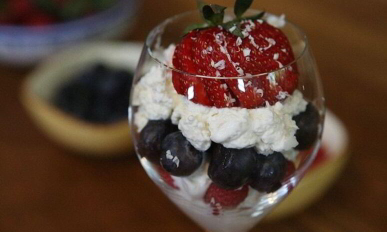 Рецепт творожно-сливочный крем с малиной и голубикой