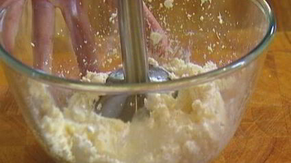 творожно-сливочный крем с малиной и голубикой