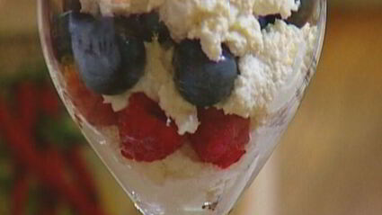 творожно-сливочный крем с малиной и голубикой