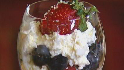 творожно-сливочный крем с малиной и голубикой