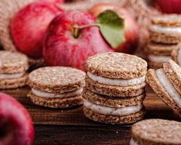 Яблочные печенья с отрубями, кунжутом и творожным кремом