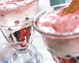 Ягоды с творожным кремом и йогуртовым соусом