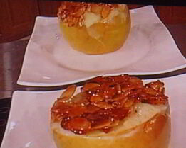 Заварной крем-пудинг, запеченный в яблоке, под миндальной корочкой