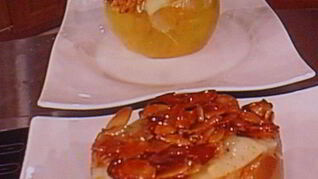 Заварной крем-пудинг, запеченный в яблоке, под миндальной корочкой