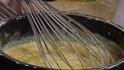 заварной крем-пудинг, запеченный в яблоке, под миндальной корочкой