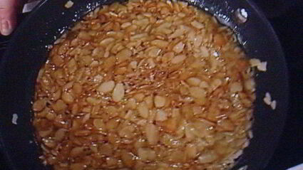 заварной крем-пудинг, запеченный в яблоке, под миндальной корочкой