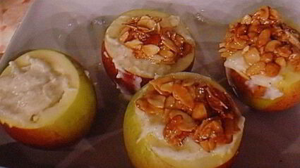 заварной крем-пудинг, запеченный в яблоке, под миндальной корочкой