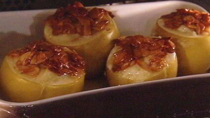 заварной крем-пудинг, запеченный в яблоке, под миндальной корочкой