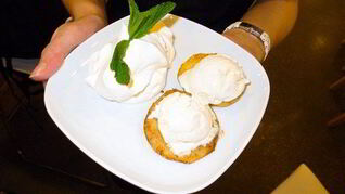 Жареные яблоки с кремом Шантильи