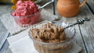 Банановое мороженое с шоколадом и клубникой