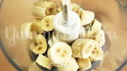 банановое мороженое с шоколадом и клубникой