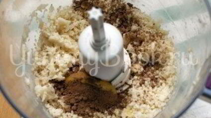 банановое мороженое с шоколадом и клубникой