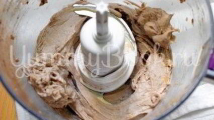 банановое мороженое с шоколадом и клубникой