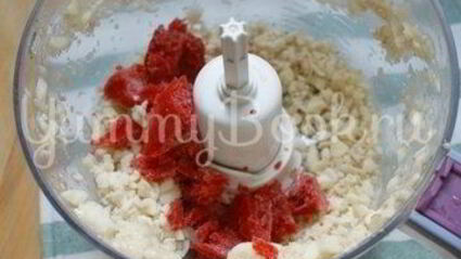 банановое мороженое с шоколадом и клубникой