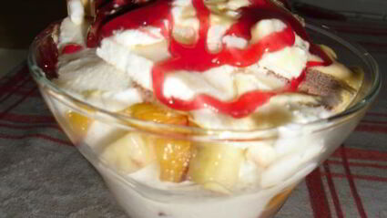 десерт мороженое с фруктами