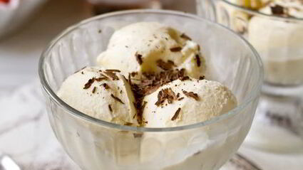 классическое ванильное мороженое