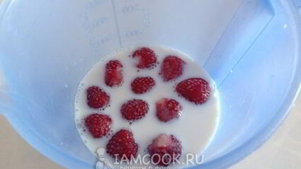 клубничное мороженое в шоколадной глазури