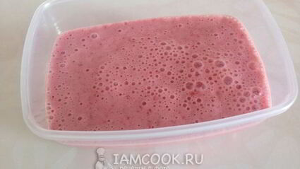 клубничное мороженое в шоколадной глазури