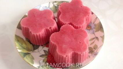 клубничное мороженое в шоколадной глазури