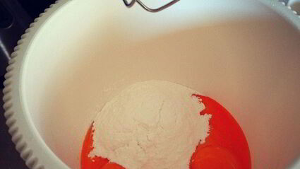 лавандово-лимонноe мягкое итальянское мороженое джелато