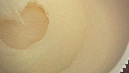 лавандово-лимонноe мягкое итальянское мороженое джелато