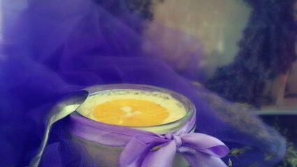 лавандово-лимонноe мягкое итальянское мороженое джелато