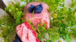 Многослойное мороженое Клубника, ревень, шоколад