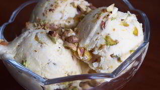 Мороженое с манго и фисташками