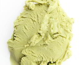 Мороженое с зеленым чаем матча и конфетами KitKat