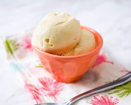 Мороженое в мороженице со сливками