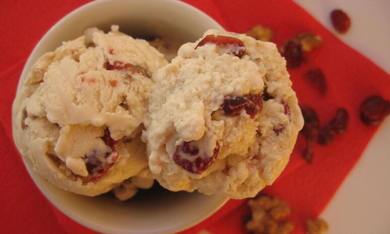 Рецепт сливочное мороженое с вяленой клюквой и грецким орехом