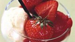 Ванильное мороженое с клубничным шербетом