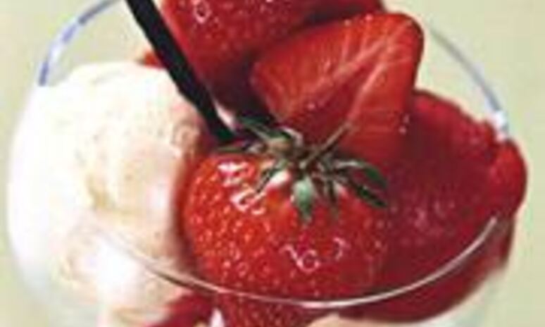 Рецепт ванильное мороженое с клубничным шербетом