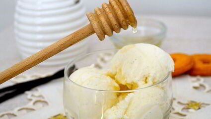 ванильное мороженое со сливочным сыром и медом