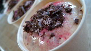 Вишневое мороженое с шоколадом