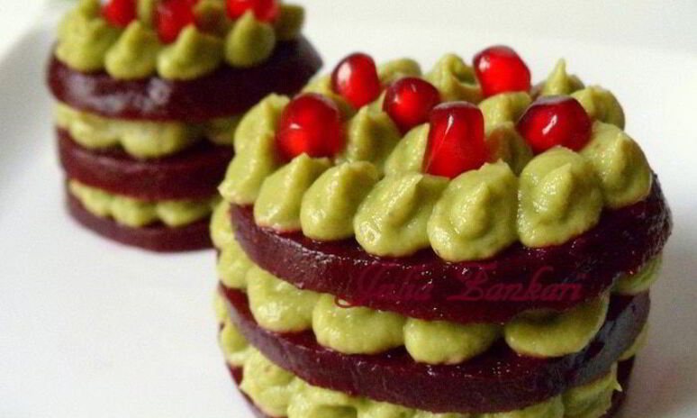 Рецепт башенки из свеклы с муссом из авокадо