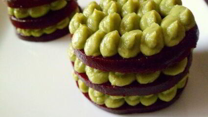 башенки из свеклы с муссом из авокадо