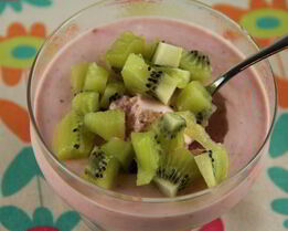 Йогуртово-клубничный мусс с киви