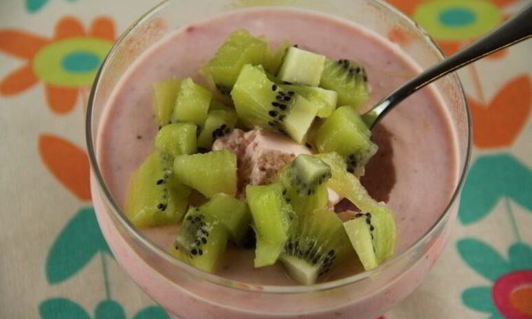 Рецепт йогуртово-клубничный мусс с киви