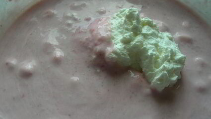 йогуртово-клубничный мусс с киви