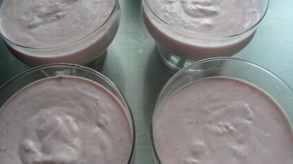 йогуртово-клубничный мусс с киви