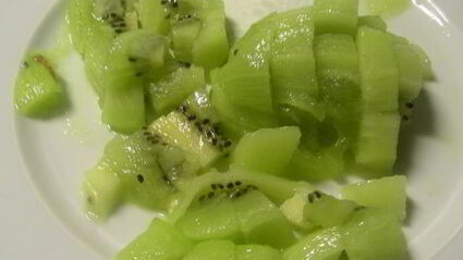 йогуртово-клубничный мусс с киви