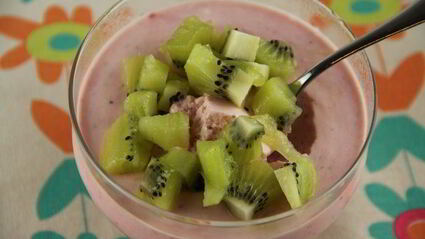 йогуртово-клубничный мусс с киви