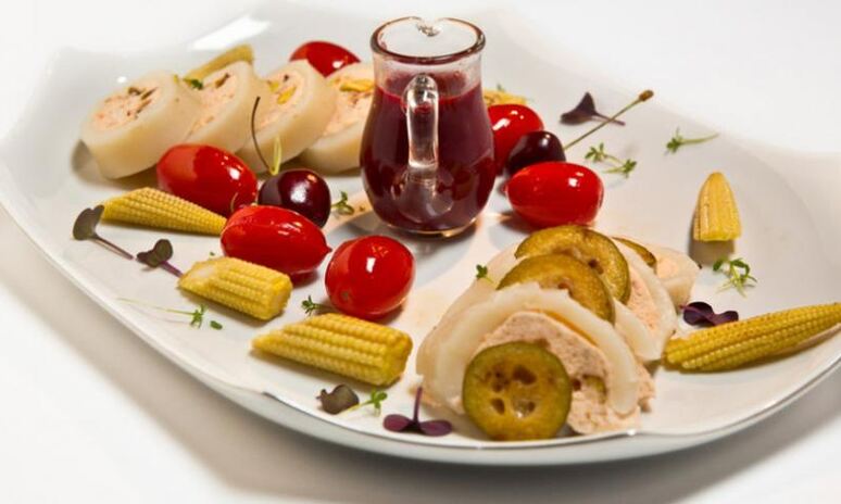 Рецепт кальмар с муссом из лосося под вишневым соусом